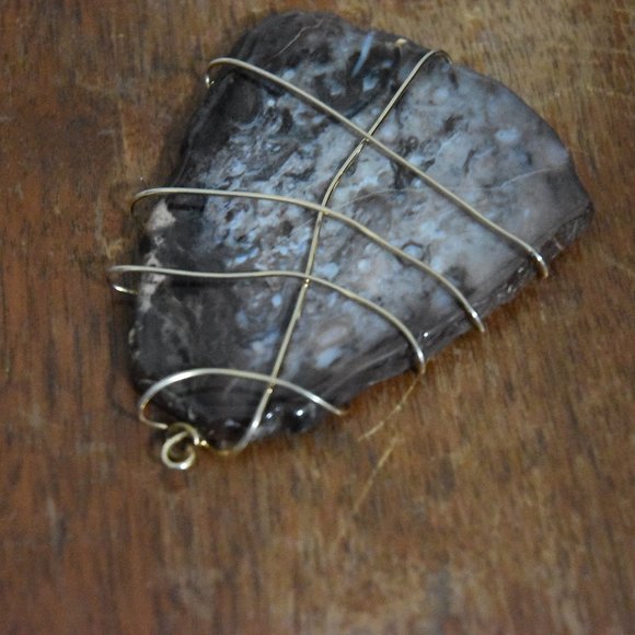 Wrapped dark triangular pendant | Jewelry - Picture 3 of 5